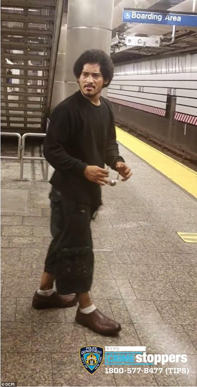 Негр пытался изнасиловать 25-летнюю женщину на платформе манхэттенского метро в 11 часов утра