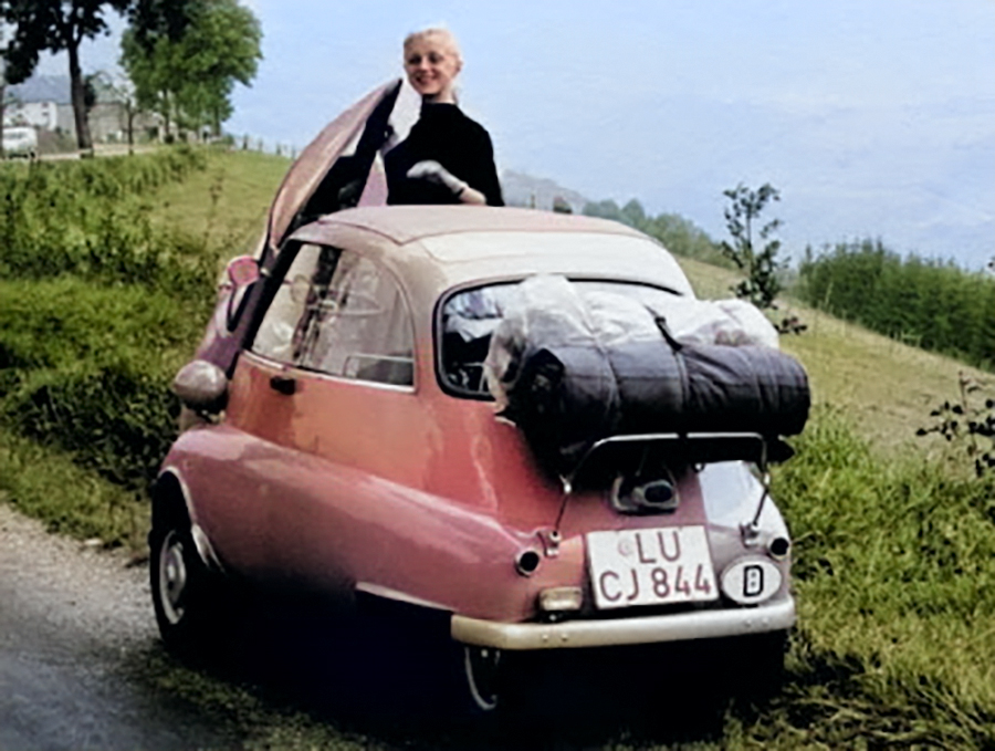 На фотографиях из журнала Vintage Cars & People запечатлены портреты людей, позирующих со своими автомобилями BMW в период с 1930-х по 1950-е годы.