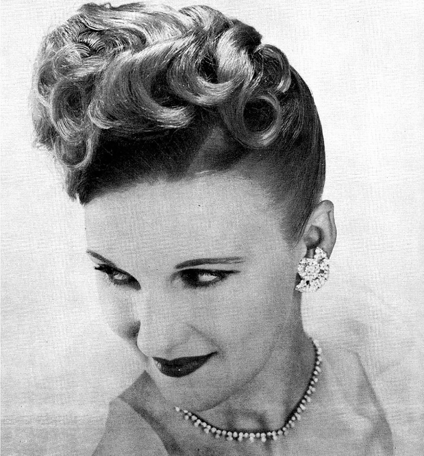В 1940е и 1950е в моде были причёски “Атомная бомба”.