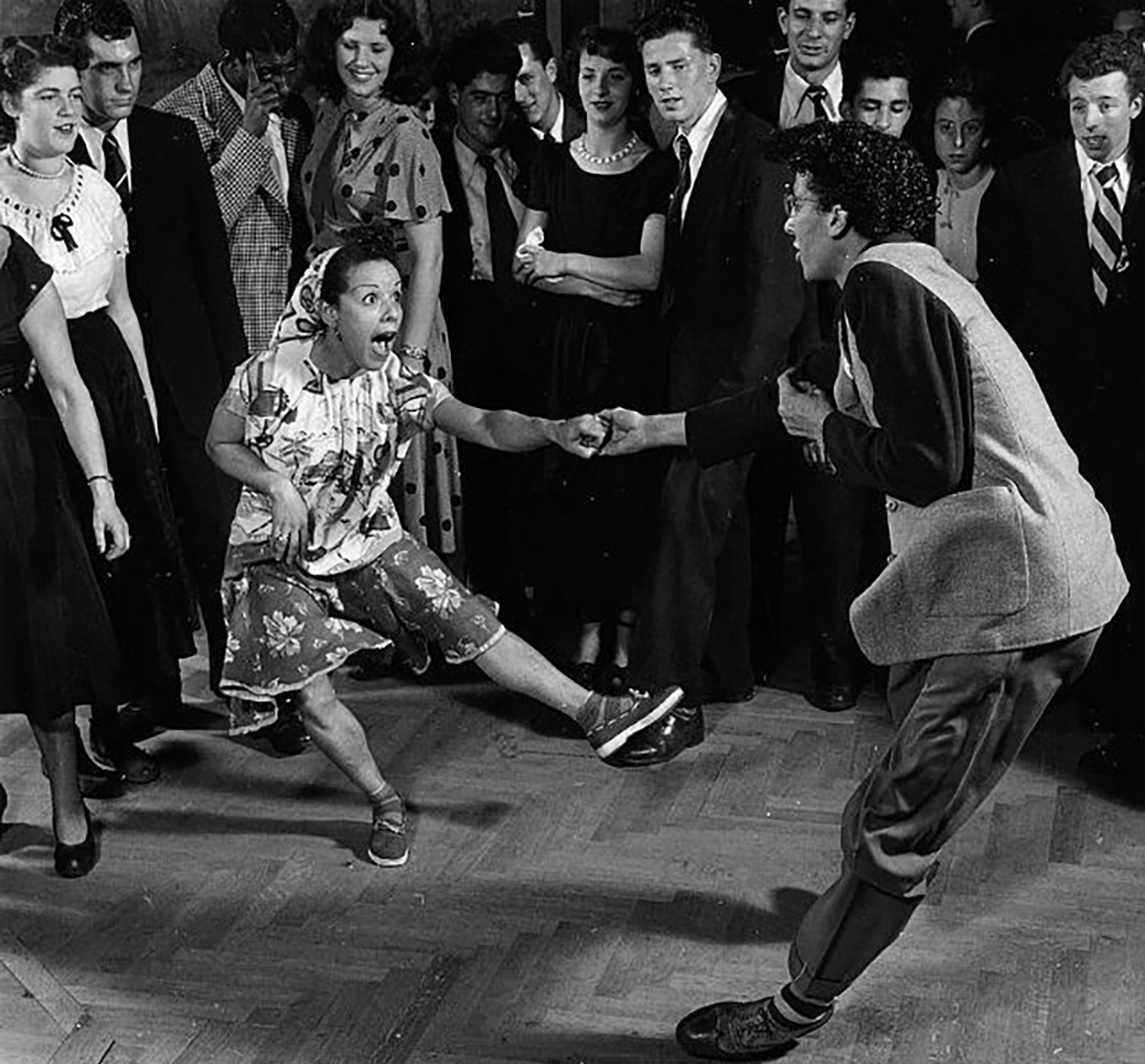 В лондонских и парижских джаз-клубах в конце 1940х годов. Никакой расовой дискриминации.
