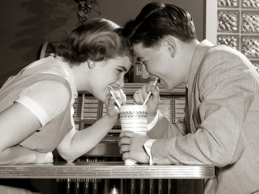 Обитатели чопорной Англии в 1950е годы тоже влюблялся, встречался и женился. Или нет.