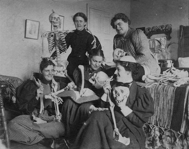 Гаудеамус игитур! Мрачные фотографии студентов-медиков викторианской эпохи, позирующих с трупами