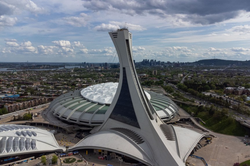 Крыша олимпийского стадиона в Монреале прохудилась так, что хотят снести всё сооружение.